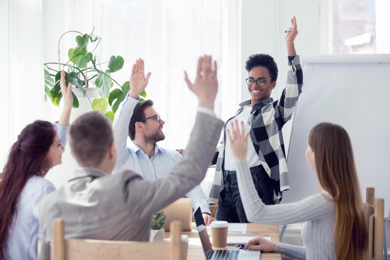 Partecipanti che ricevono feedback durante una sessione di lavoro interattiva