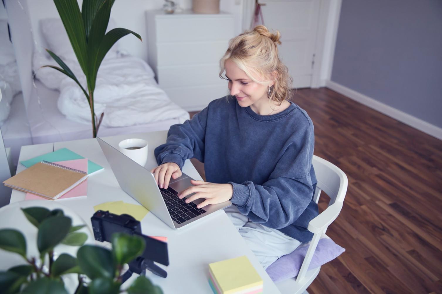 Studenti che lavorano insieme su un progetto di sviluppo professionale